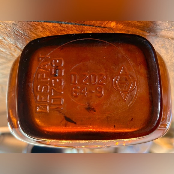 Vintage Owens Illinois Amber glass violin/fiddle shaped bottle. - Picture 4 of 4